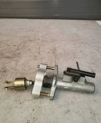 Toyota RAV 4 (XA20) Clutch master cylinder