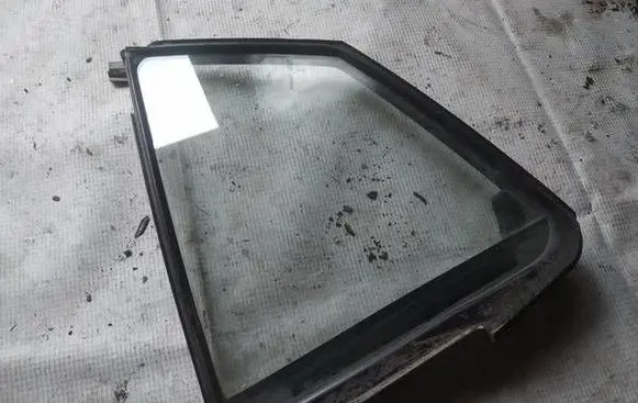 Rear vent window glass