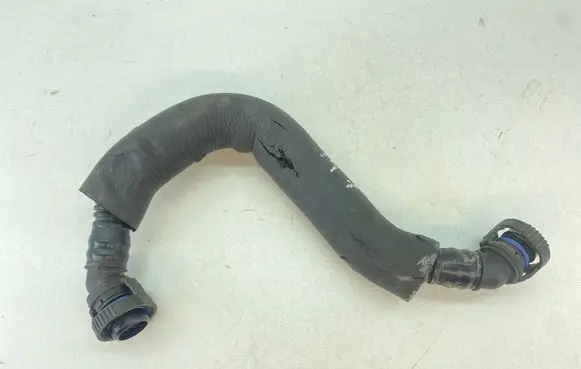Volkswagen PASSAT CC Breather hose/pipe 06J103221A