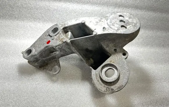 Engine mounting bracket
