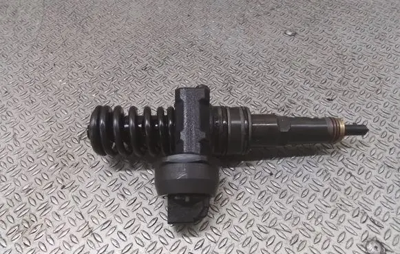 Skoda Octavia Mk2 (1Z) Fuel injector 0414720215 038130073AG
