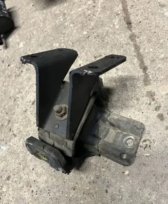 Engine mount bracket