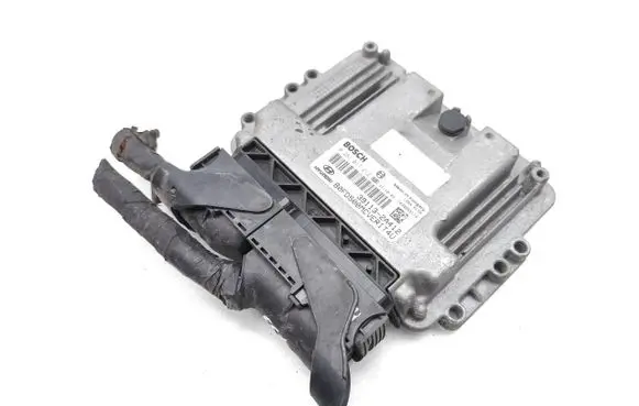 Hyundai i30 Engine control unit/module 391132A412 0281017212
