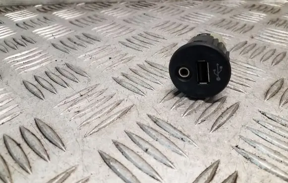 Nissan Juke I F15 USB socket connector 28023BH00A