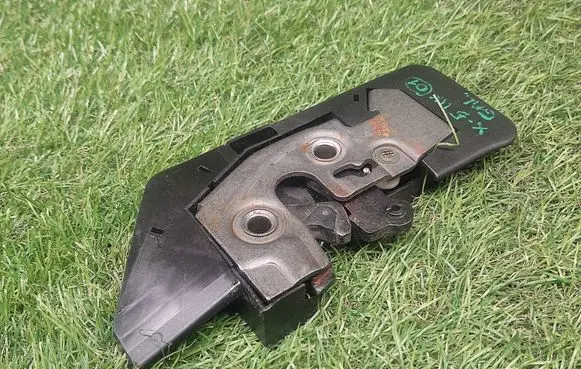 BMW X5 E53 Seat back rest lock catch 8221535 522082215359