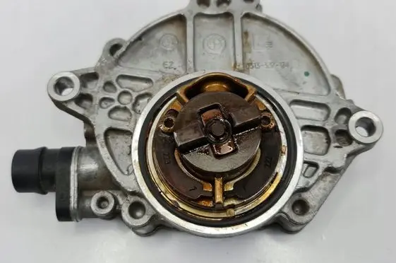 BMW 1 E81 E87 Vacuum pump 7547021