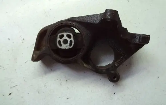 Peugeot 308 Engine mount bracket 