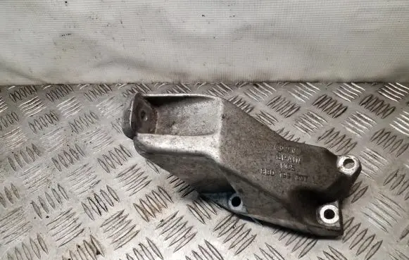 Volkswagen PASSAT B5 Engine mounting bracket 8D0199307L
