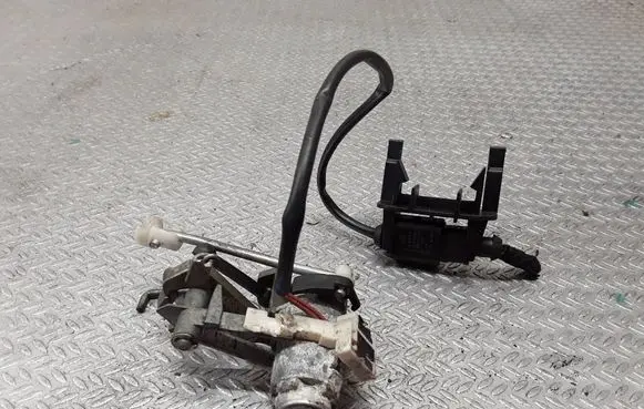 Volkswagen Golf IV Tailgate exterior lock 