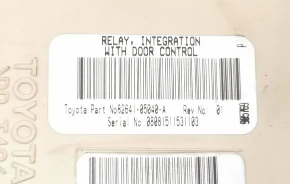 Toyota Avensis T250 Fuse module 8264105040A 4330846659 08081511531103