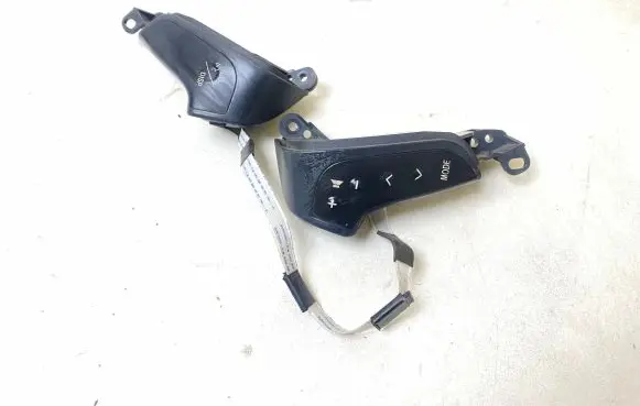 Steering wheel buttons/switches