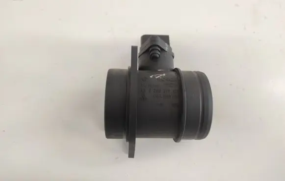 Volkswagen Golf IV Mass air flow meter 0280217121 06A906461