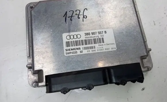 Audi A4 S4 B5 8D Engine control unit/module ECU 3B0907557B