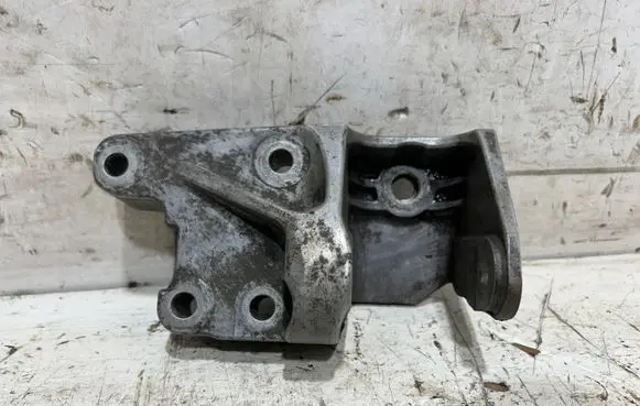Peugeot 508 Engine mounting bracket 9677163980