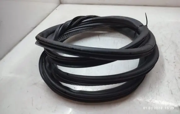 Audi A4 S4 B7 8E 8H Front door rubber seal 8E0831721