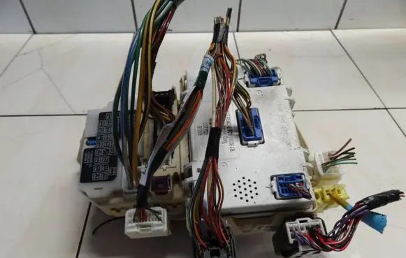 Suzuki Swift I SAM control unit 36770-72KB1