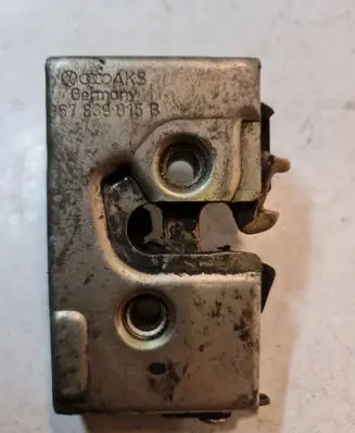 Volkswagen PASSAT B3 Rear door lock 357839015B