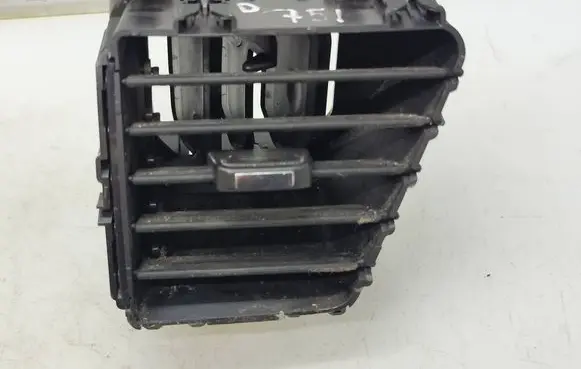 Renault Trafic III (X82) Dash center air vent grill 687508261R 687601409R