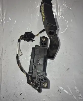 Volkswagen PASSAT B5 Accelerator throttle pedal 8D1721523