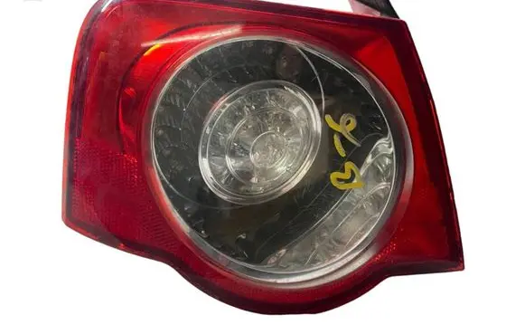 Tailgate rear/tail lights
