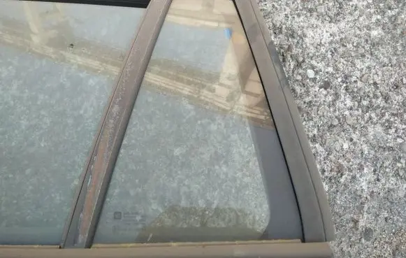 Rear vent window glass