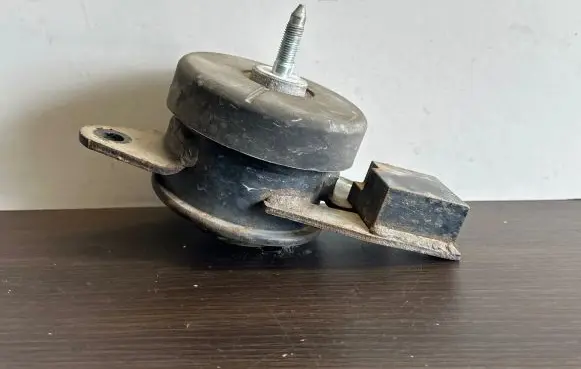 Nissan Leaf I (ZE0) Engine mount bracket