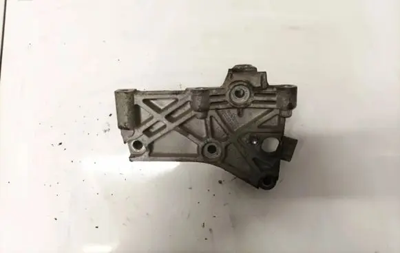 Engine mounting bracket
