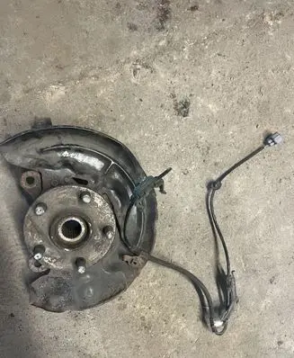 Toyota Avensis T220 Front wheel hub spindle knuckle