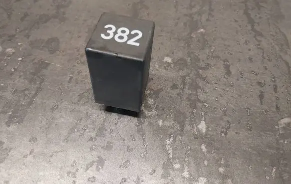 Volkswagen PASSAT B5 Other relay 4D0907131 382