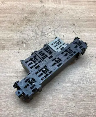 Renault Trafic II (X83) Fuse module 7703297572