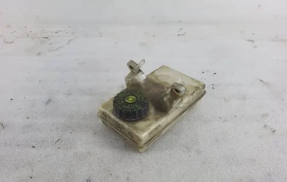 Brake fluid reservoir