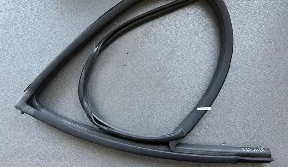 Nissan Patrol Y61 Rubber seal front door window/glass 80330VC800