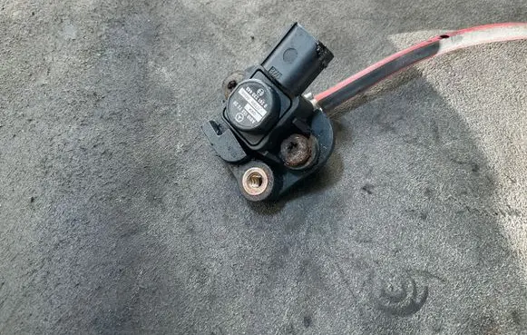 Mercedes-Benz Sprinter W906 Air pressure sensor A0101537228 17T306G0244 0261230440