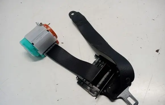 Middle seatbelt (rear)