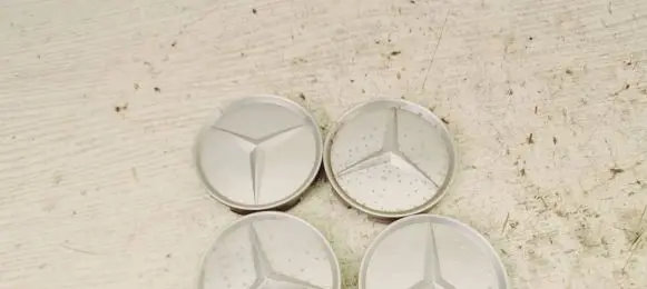 Mercedes-Benz E W210 Non-original wheel cap 