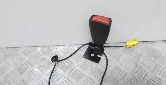 Volvo C30 Rear seatbelt buckle 8686941