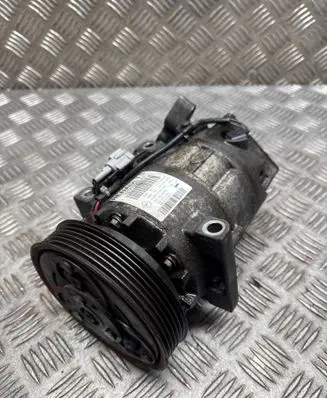Renault Captur Air conditioning (A/C) compressor (pump) 926002352R 5101721516 Z0012593D