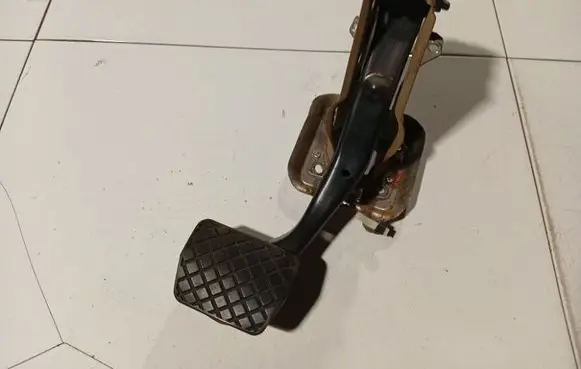 Volkswagen Jetta V Brake pedal 