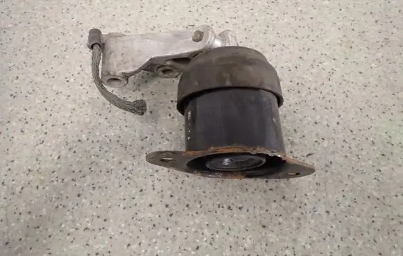 Engine mount vacuum valve