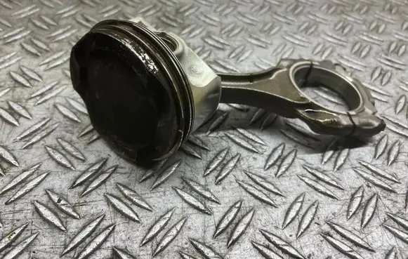 BMW 6 F06 Gran coupe Piston with connecting rod