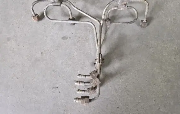 Fuel injector supply line/pipe