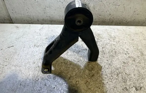 Jeep Patriot Engine mount bracket