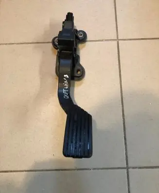 Mitsubishi Outlander Accelerator throttle pedal 1600A188