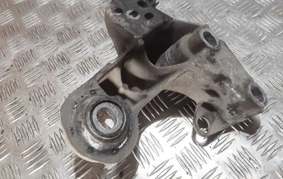 Volkswagen PASSAT B5.5 Engine mounting bracket 8E0199352
