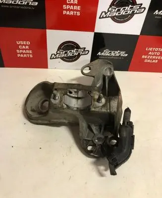 Audi A4 S4 B6 8E 8H Engine mounting bracket 8E0199352F
