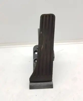 Accelerator throttle pedal
