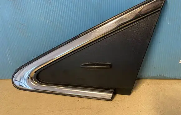 Toyota Avensis T270 Front door glass trim molding 6011805021