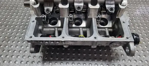 Volkswagen Polo IV 9N3 Engine head 045103373H