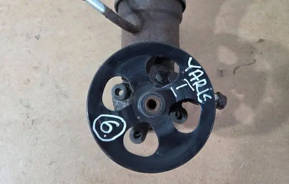 Toyota Yaris Power steering pump 0000077