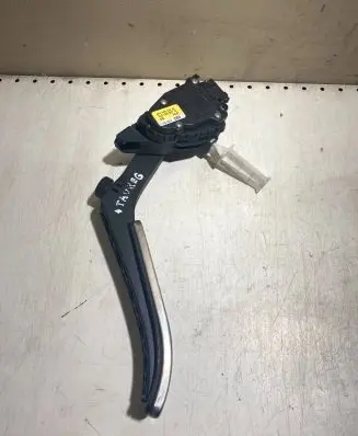 Volkswagen Touareg II Accelerator throttle pedal 7L0723507D